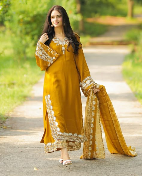 Haldi Outfits, Haldi Outfit, Pakistani Dresses Casual, Pakistani Fancy Dresses, Pakistani Fashion Party Wear, Modest Dresses Casual, Sharara Suit, Beautiful Pakistani Dresses, Salwar Kamiz