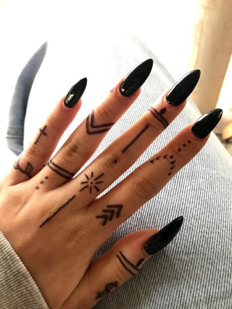 In a society captivated by grandiose ink masterpieces, small hand tattoos serve as a subtle yet impactful way to express your individuality. Hanna Tattoo, Tattoo Main, Simple Hand Tattoos, Henne Tattoo, Cute Henna Tattoos, Henna Style Tattoos, Jagua Henna, Tato Jari, Timeless Tattoo