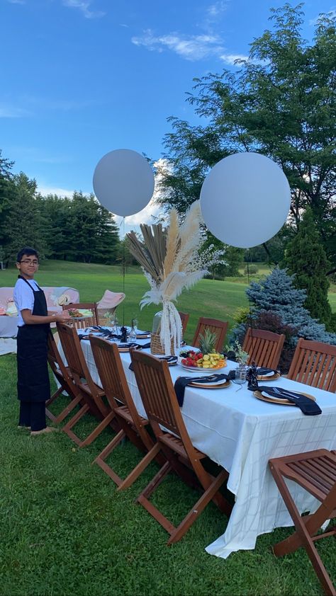 Tips For Throwing An Elegant Outdoor Party With Everyday Items. Outside Party Set Up Ideas, Outdoor Party Ideas For Adults, Hosting Party Ideas, Outdoor Dinner Party Decorations, Fun Party Food Ideas, Elegant Bbq, Table Settings Dinner, Backyard Bbq Party Decorations, Party Decorations Outdoor