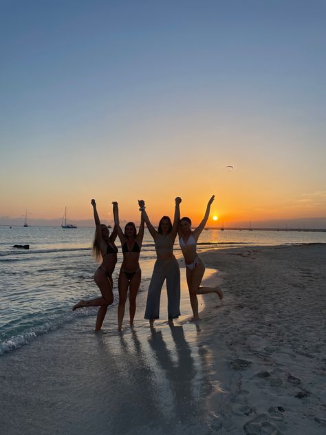 Group Beach Pictures Friends Ideas, Holiday Group Photo Ideas, Group Of Girls Aesthetic, Beach Group Pictures, Vacation Group Photos, Sunset Group Picture, Beach Friend Group, Beach Pictures Poses Friend Group, Girls At The Beach