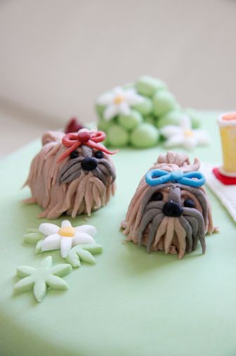 // Shih Tzu Dogs // I know these are cupcakes. They just gave me a smile so added them here. Would love them for my birthday Clay Dogs, 31 Birthday, Cake Bag, Dog Birthday Cake, Dog Cakes, Fondant Figures, Shih Tzu Puppy, Shih Tzu Dog, Dog Party