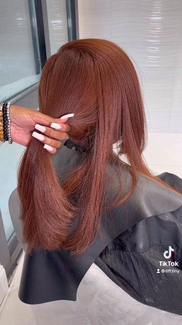 #follow #haircolor #hair #hairstyles #hairgoals #beautyblog #blogging #blogger #blog Auburn Formula, Cooper Brown Hair Colour, Auburn And Blonde Hair, Copper Red Hair Dye, Copper Ginger Hair, Ginger Copper Hair, Haircut Trim, Cooper Hair, Pelo Color Vino