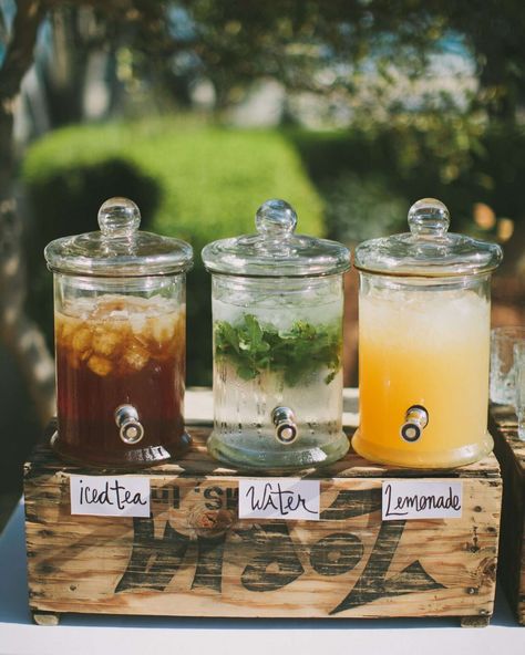 Reception Drink Station, Wedding Drinks Reception, Engagement Party Diy, Lemon Wedding Invitations, Diy Backyard Wedding, Reception Drink, Backyard Reception, Tea Ideas, Reception Food