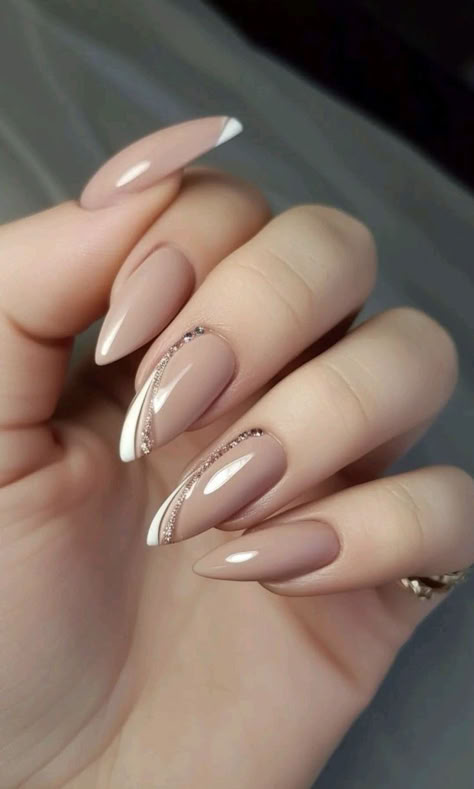 Artistic Almond Nails, Silver And Golden Nails, Nails For Bridesmaids Wedding, Cute Bridesmaid Nails, New Nail Designs 2024 Summer, Natural And Gold Nails, Summer Nude Nail Designs, Acrylic Nail Designs For Wedding, Pretty Nails Design Inspiration