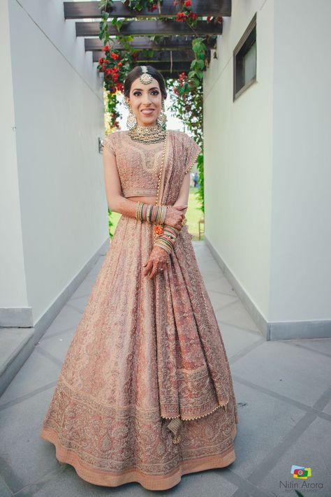 unique, rose gold wedding lehenga Rose Gold Indian Wedding Dress, Rose Gold Wedding Saree, Rose Gold Bridal Lehenga, Simple Aesthetic Wedding, Gold Lehenga Bridal, Rose Gold Lehenga, Wedding Lehengas Bridal, Lehenga Bride, Rose Gold Wedding Dress