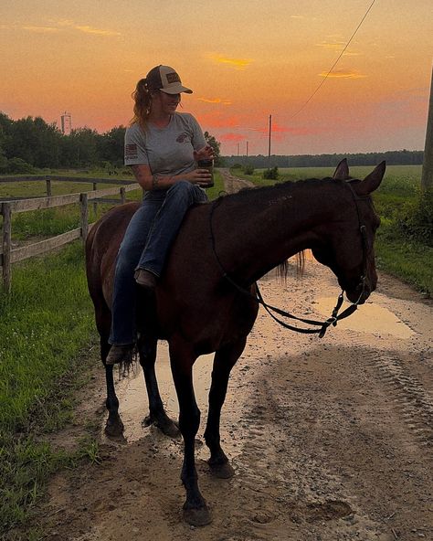 If I say "wanna go grab a drink?" this is what I mean btw #quebecregion #standardbred #standardbreds #quebeccanada #westernlifestyle #westernlife #westernriding #horseback #standardbredsofinstagram #staywyld #wyldgear Cow Aesthetic, Mood 2024, Oc Things, Horse Photography Poses, Ye Ye, Country Gal, Country Girl Life, Country Aesthetic, Texas Ranch