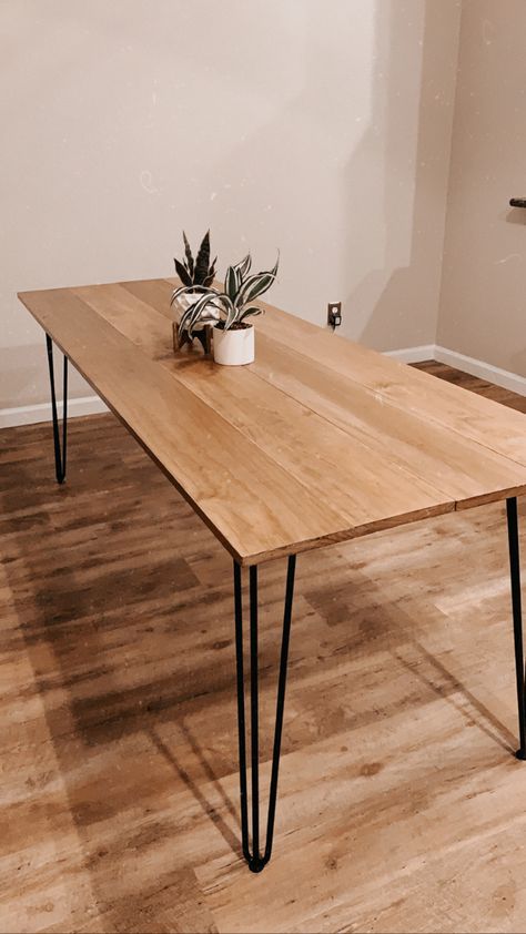 Dining Table With Hairpin Legs Diy, Wooden Table With Metal Legs Diy, Pin Leg Dining Table, Hair Pin Leg Dining Table, Hair Pin Dinning Room Table, Dining Table With Hairpin Legs, Hair Pin Dining Table, Diy Hairpin Table, Hairpin Legs Table