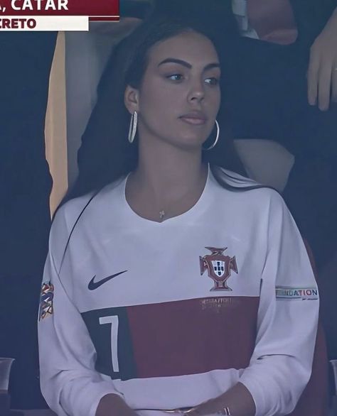 Soccer Game Outfits, Football Girlfriend, Footballers Wives, Georgina Rodriguez, Cr7 Jr, Football Wags, Football Jersey Outfit, Soccer Game, Jersey Outfit