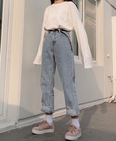 devuelta pantalon con cinto y esta vez remangado. Vintage Outfits 90s Retro, Vintage Outfits Classy, Mode Ulzzang, Vintage Outfits 90s, Fashion 90s, Teddy Boys, Outfit 90s, 90's Fashion, 90s Fashion Outfits