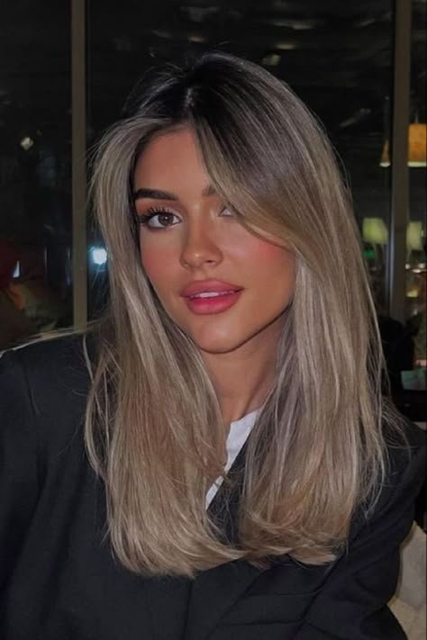 Blonde Hair With Brown Roots, Dark Ash Blonde Hair, Ash Blonde Hair Balayage, Blonde Hair With Roots, Rambut Brunette, Beige Hair, Black Hair Balayage, Brown Hair Inspo, Dark Roots Blonde Hair