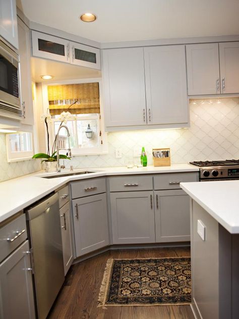 Kitchen With Corner Sink And Island, Cornered Kitchen, Corner Sink Ideas, Corner Kitchen Sink Ideas, Corner Kitchen Layout, White Galley Kitchens, White Cottage Kitchens, Corner Kitchen Sink, Corner Sink Kitchen