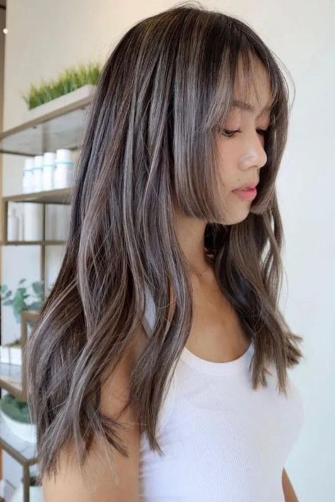 Japanese Hime Cut On Long Wavy Hair Voluminous Wavy Hair, Wavy Hair Looks, Round Face Curly Hair, Hime Haircut, Hime Cut, Tiktok Trends, Haircuts For Wavy Hair, Cut It, Round Face