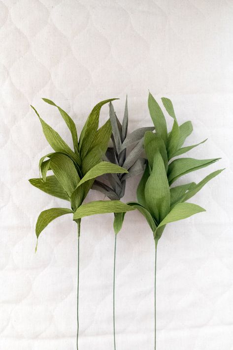 Crepe Paper Greenery Diy, Paper Greenery Diy, Crepe Paper Plants, Crepe Paper Greenery, Tissue Paper Leaves, Crepe Paper Leaves, Paper Greenery, Paper Ornaments Diy, Crepe Paper Flowers Tutorial