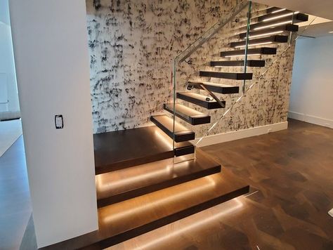 L-shaped LED wooden Open staircase MISTRAL LED By Siller Treppen L Shape Stairs, Staircase With Glass Railing, Staircase Floating, L Shaped Stairs, Glass Handrail, Cantilever Stairs, Types Of Stairs, Open Staircase, Wood Staircase