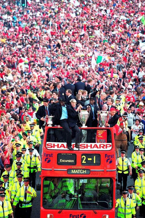 Manchester United Treble parade 1999 - Manchester Evening News Manchester United Treble, Manchester United Badge, Manchester United Art, Manchester United Old Trafford, Manchester United Team, Manchester United Wallpaper, Manchester United Legends, Manchester City Centre, Victory Parade