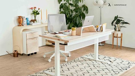 Looking for a standing desk with adjustable desk legs? Sure there are many, but do they work smoothly and operate hassle-free? Read on for our reviews. Home Office Rug, Feng Shui Office, Inmobiliaria Ideas, Minimalist Home Office, Office Colors, Sit Stand Desk, Adjustable Desk, Home Office Setup, Office Setup