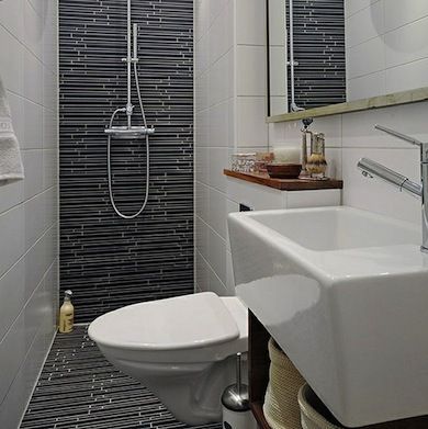 Transitional Tile    This bathroom is mostly unadorned, apart from one striking design element—the tile. The black linear tile ascends from the floor up the back wall of the shower, creating a streamlined, modern look Design Interior Baie, Small Shower Room, Ideas Baños, Bilik Air, Narrow Bathroom, Small Showers, Decor Baie, Tiny Bathrooms, Small Bath