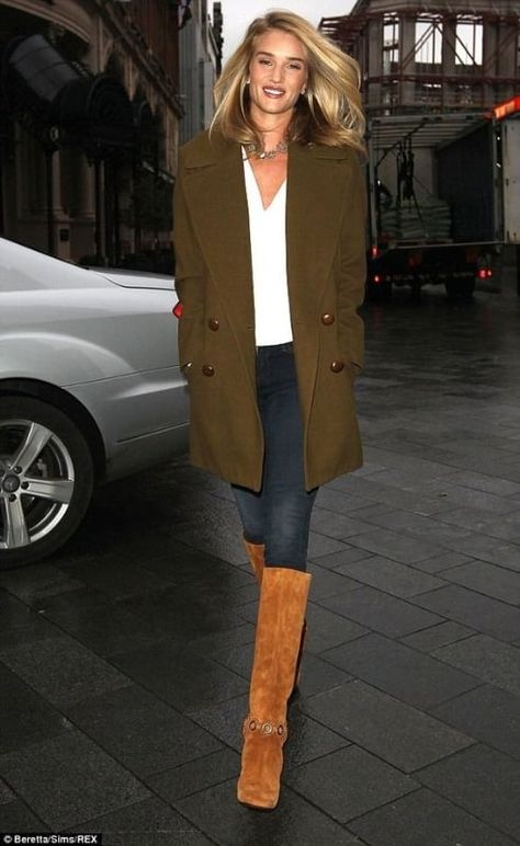 Fall capsule wardrobe ideas. #fashion #knitwear #sweaters #outfitideas Celebrity Jeans, Mantel Outfit, Rosie Huntington Whiteley Style, Khaki Coat, Laura Bailey, Off Duty Outfits, Poppy Delevingne, Fall Capsule Wardrobe, Mode Casual