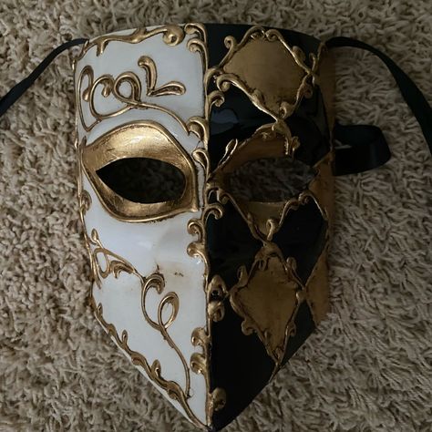 Nwt Venetian Masquerade Mask. Handmade In Italy. ‘La Maschera Del Galeone’. Super Cool Mask Can Be Used For Costume And/Or Decoration. Black, White And Gold. Ring Master Mask, Venetian Mask Full Face, Italian Masks Venetian, Masculine Masquerade Outfit, White And Gold Mask, Half Face Masks, Full Masquerade Mask, Masks Art Ideas Design, Men’s Masquerade Mask