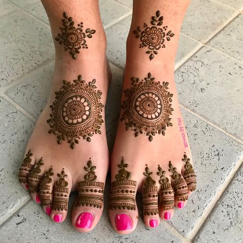 25+ Fresh & Stunning Foot Mehndi Designs for the Modern Brides | ShaadiSaga Mehndi Designs Finger, Round Mehndi, Leg Mehendi Design, Henna Hand Designs, Rajasthani Mehndi Designs, Simple Henna Designs, Tato Henna, Henna Hand, Leg Mehndi