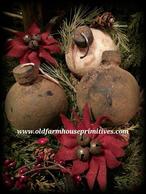 Diy Primitive Ornaments, Easy Primitive Christmas Crafts, Primitive Christmas Wreath, Primitive Christmas Tree Decorations, Diy Primitive Christmas Tree, Old Christmas Light Bulb Crafts, Primitive Christmas Garland, Primitive Christmas Tree Ornaments, Primitive Christmas Crafts To Make