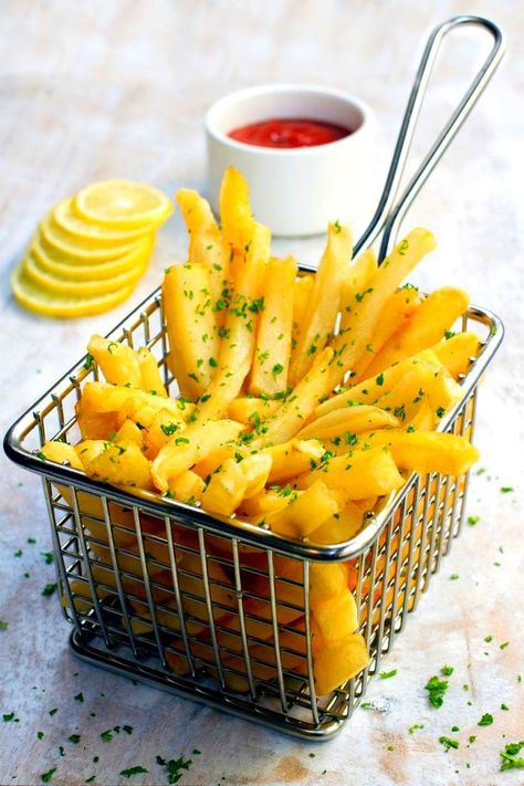 how to freeze fresh cut french fries, how to make and freeze french fries, freeze homemade french fries, how to freeze french fries, diy french fries to freeze, freeze potatoes for french fries, homemade french fries to freeze, freeze drying french fries, how to freeze potatoes french fries, freeze dried french fries, freeze french fries, how to freeze homemade french fries, how to freeze potatoes for french fries, how to freeze french fries from potatoes Food Comfort, Homemade French Fries, Food Photoshoot, Food Photography Inspiration, Burger And Fries, Think Food, Indian Snack Recipes, Fried Potatoes, Chicken Crockpot Recipes