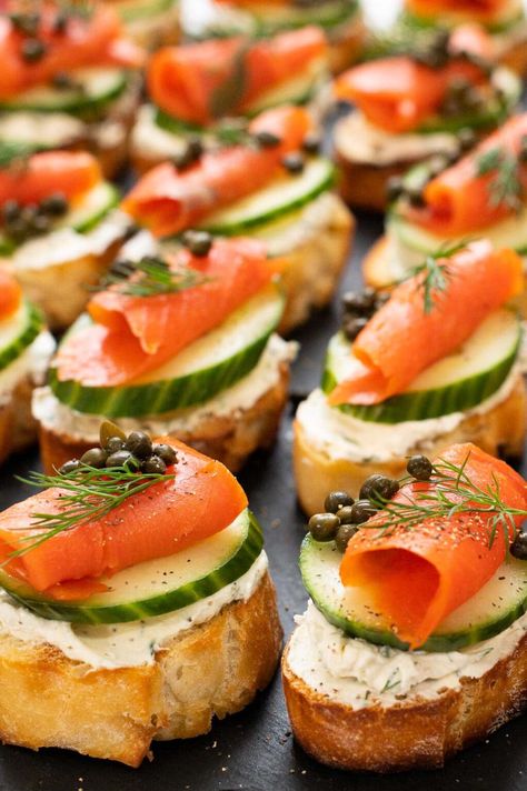 Smoked Salmon Crostini, Salmon Crostini, Party Food Ideas For Adults, Christmas Party Food Ideas, Salmon Appetizer Recipes, Salmon Canapes, Smoked Salmon Appetizer, Salmon Appetizer, Small Bites Appetizers