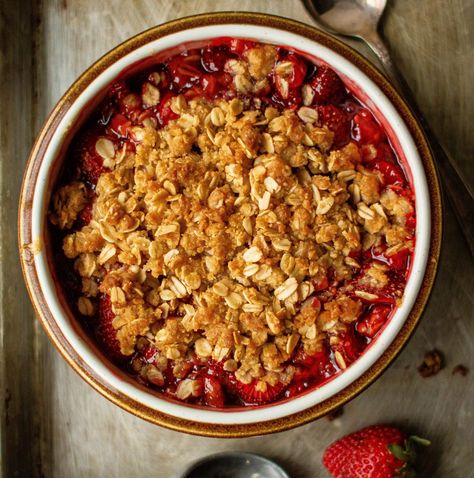 Small Batch Strawberry Crisp for Two Teen Snacks, Healthy Strawberry Dessert, Strawberry Crisp Recipe, So Much Food, Strawberry Crisp, Small Batch Baking, Strawberry Dessert Recipes, Fruit Crisp, Healthy Strawberry