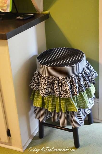 CUTE ! Cottage Kitchens, Sewing Rooms, Roses Pinterest, Kitchen Updates, Stool Covers, Upholstery Projects, Diy Things, Country Store, Cottage Living