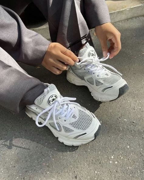 #axelarigato #sneaker #hype Axel Arigato Sneakers Outfit, Alex Arigato Sneakers, Arigato Sneakers, Axel Arigato Sneakers, Axel Arigato, Style Winter, Sneakers Outfit, Aesthetic Videos, Sneakers Fashion