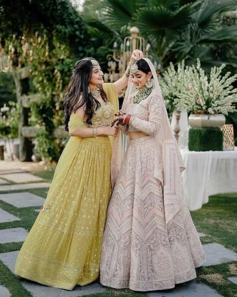 Sisters Marriage Photography, Photo Pose With Bride Sister, Sister Of Bride Dress Wedding Day, Bridal Shoot With Friends, Besties Wedding Photos, Dress For Weeding Sister, Sister Wedding Lehenga, Wedding Pose With Sister, Bride Best Friend Photos