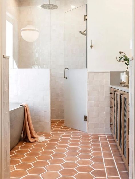 Hexagonal floor tile in burnt orange terra cotta tone. Inspiration from workyourcloset.com Terracotta Bathroom, Earthy Bathroom, Terracotta Floor Tiles, Master Bath Design, Ideas Baños, Terracotta Floor, Contemporary Shower, Basement Bathroom, Bathroom Renos