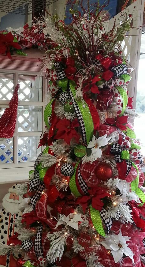 Grandma tree Luv the lime green with red Red Lime Green And Black Christmas Tree, Black White Red And Green Christmas Tree, Red And Green Christmas Tree Ideas, Red Black White Christmas, Red And Green Christmas Tree, Shabby Chic Christmas Tree, Green Christmas Tree Decorations, Grinch Tree, Grinch Trees