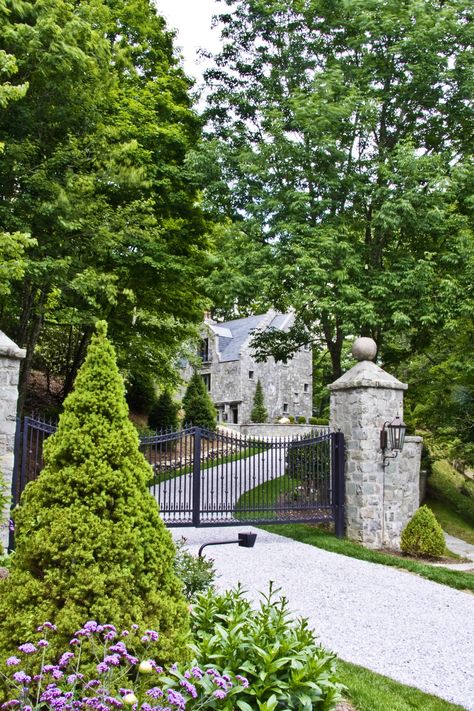 Fancy Driveway Entrance, Driveway With Gate Entrance, Limestone Gate Entrance, Stone Entrance, Entrance Gates Driveway, French Country Landscaping, Driveway Entrance Landscaping, Estate Gates, Modern Front Yard