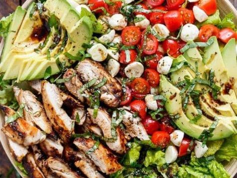 Easy Marinated Chicken, Chicken Avacado, Avocado Caprese Salad, Chicken Avocado Caprese, Garlic Butter Salmon, Savory Salads, Caprese Chicken, Feta Salad, Chicken Avocado