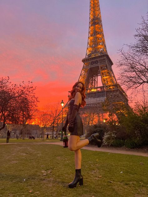 Paris outfit Eiffel Tower photo ideas inspo Effie’s Tower Pictures, Poses Near Eiffel Tower, Tour Eiffel Pictures Ideas, How To Pose In Front Of Eiffel Tower, Eiffel Tower Pics Ideas, Eiffel Tower Pose Ideas, Poses With Eiffel Tower, Eifell Tower Photoshoot, Poses In Paris Photo Ideas