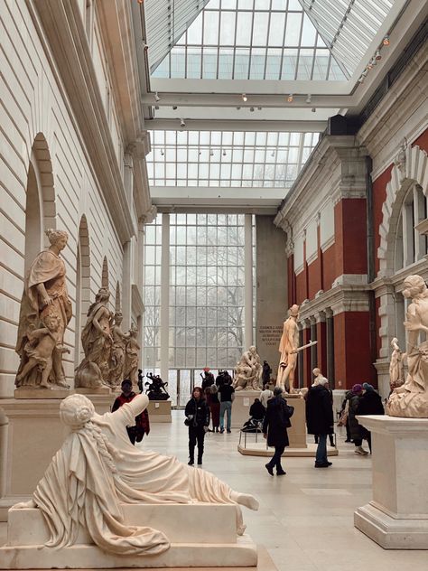 THE MET statues gallery NYC Nyc Museum Of Natural History, Nyc Art Gallery, New York High Society Aesthetic, The Met New York, New York City Activities, Rich Nyc Aesthetic, The Met Aesthetic, The Met Museum Aesthetic, Nyc Lifestyle Aesthetic