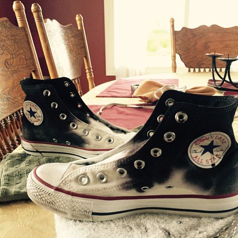 dip dye converse. #diy #chucks #tiedye Painted Vans High Tops, Bleaching Converse, Black Converse Painting Ideas, Dye Converse Diy, Converse Diy Painted, Bleach Converse, Bleached Converse, Converse Custom Ideas, Converse Painting Ideas