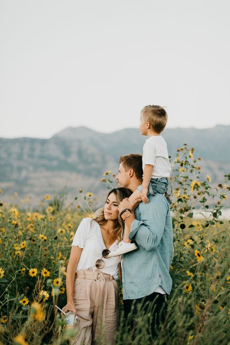 Family of 3 Shooting Photo Famille, Studera Motivation, Cute Family Photos, Family Photoshoot Poses, Baby Fotografie, Summer Family Photos, Family Portrait Poses, Family Picture Poses, Photography Poses Family