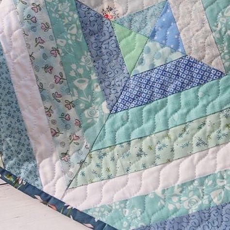 Rose Johnston auf Instagram: „I love the serpentine quilting on my Little Blue Lake quilt 😍 It replicates the ripples you see on the lake when there’s a soft breeze 😍…“ Serpentine Quilting, Lake Quilt, String Quilt, Blue Lake, Warming Up, Free Motion Quilting, Scrap Quilts, Machine Quilting, Modern Quilts