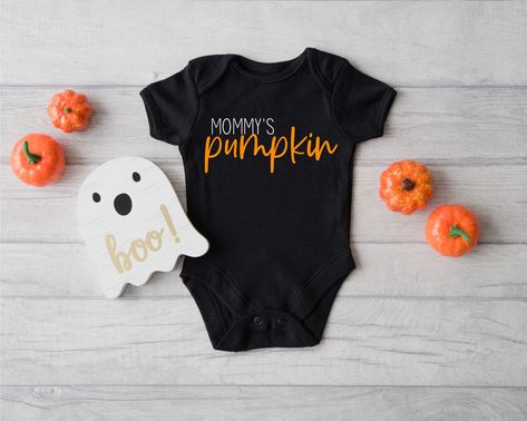 Mommy's Pumpkin baby bodysuit Design in White and Orange on Black Bodysuit Design in Black and Orange on Grey and White Bodysuit -- HOW TO ORDER -- 1. Choose Shirt Color from the drop-down menu (pay attention to design colors relative to shirt color as shown in photos) 2. Choose Shirt Size 3. Add to cart ** If purchasing more than one item add all to your cart before checkout out to save on shipping. **Only shirt is included in price (no other items pictured are for sale or included in the packa Fall Bodysuit, Halloween Bodysuit, Halloween Romper, Baby Halloween Outfits, October Baby, Baby First Halloween, Halloween Onesie, Funny Onesies, Toddler Halloween