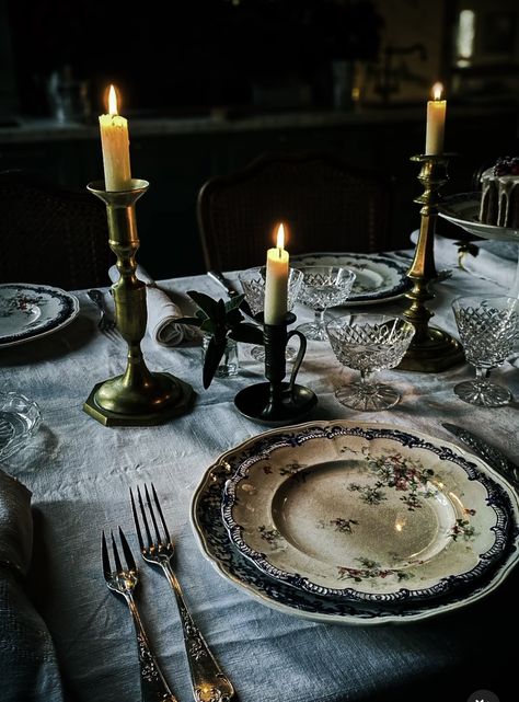 Fae Aesthetic Wedding, Dark Dinner Table Aesthetic, Round Table Aesthetic, Fae Cottage, Antique Table Setting, Gothic Holiday, Thanksgiving Entertaining, Beautiful Tablescapes, Kitchen Witchery