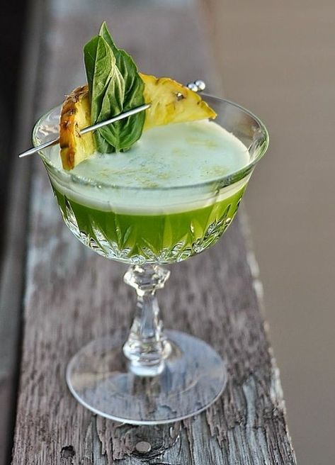 Pretty Cocktail Garnish, Green Cocktail Aesthetic, Pineapple Garnish, Cocktails Garnish, Pineapple Basil, Cocktail Presentation, Cocktail Garnishes, Spring Cocktail, Green Drink