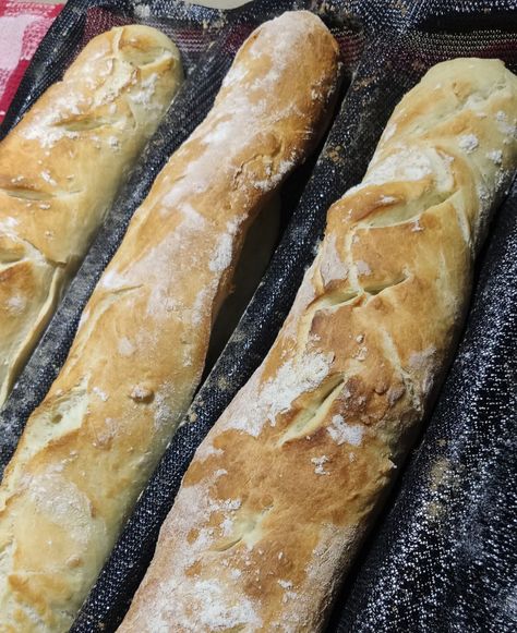 Bonjour à tous et toutes ça fait un moment que je n' avait pas publié de recettes . Donc aujourd'hui c'est écritures de recettes en retard . Tout d'abord je voudrais m'excuser pour ce retard Pour de bonnes baguettes maison express et sans gluten il vous... Pain Sans Gluten, Gluten Free Biscuits, Salty Foods, Gluten Free Diet, Lactose Free, Sin Gluten, Sans Gluten, Veggie Recipes, Hot Dog Buns