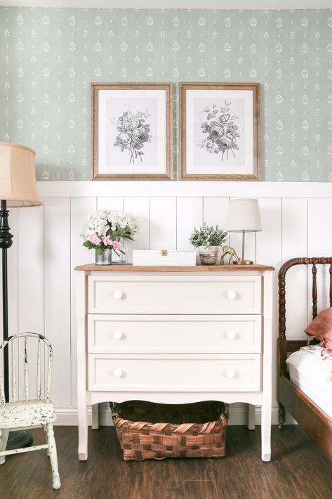 Vintage Wallpaper Nursery, Cozy Bedroom Wallpaper, Vintage Bedroom Design, Girls Bedroom Vintage, Toddler Girl Bedroom, Vintage Girls Rooms, Vintage Floral Wallpaper, Toddler Bedroom Girl, Floral Bedroom