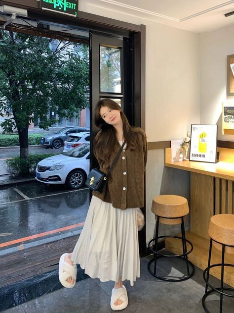 Ootd Rok Korean Style, Winter Outfits With Long Skirts, Maxi Skirts Winter, Long Skirt Ideas, Long Skirts Casual, Long Skirt Outfits Korean, Casual Maxi Skirts, Taiwan Outfit, Asian Makeup Tips