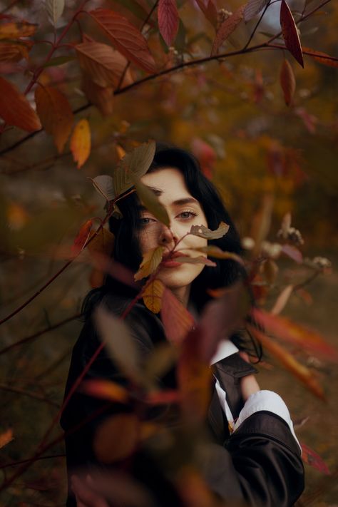 Beauty Of Life Photography, Autumn Fall Photoshoot, Autumn Women Photography, Autumn Shoot Ideas, Autumn Leaves Photoshoot, Fall Inspo Photos, Fall Selfies Instagram, Fall Pictures Women, Photoshoot Ideas Outside Fall