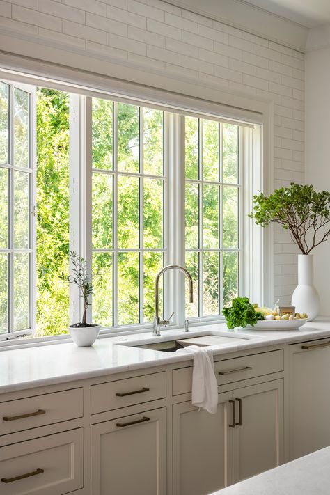 Vacation home | kitchen windows | natural lighting - Convenient, easy-to-operate casement push out windows. Discover the whole home in the link! - Architect: Amanda Orr Architects Builder: 79 West Builders Dealer: Southern Lumber and Millwork Corp. Interior Design: Means Carney Interiors Kitchen With French Windows, Kitchen With Open Window, Kitchen Cased Opening, Add Windows To House, Kitchen Casement Windows Over Sink, Large Kitchen Sink Window, Oven Under Window, Corner Windows Kitchen, Kitchen Wall Of Windows