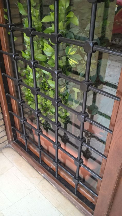 Beautiful grill window Window Security Bars, Iron Window Grill, Modern Window Grill, Home Window Grill Design, Porte In Ferro, Burglar Bars, Architecture Restaurant, Window Grill Design Modern, Door Grill