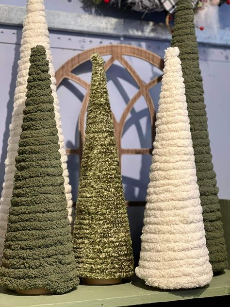 Diy Christmas Trees With Yarn, Best Christmas Trees Decorated, Adult Craft Ideas, Christmas Party Candy, Christmas Tree Forest, Diy Christmas Tree Topper, Christmas Cones, Diy Jul, Candy Land Christmas Door